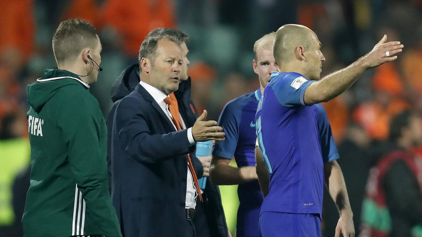 Arjen Robben (r.) hatte viel Diskussionsbedarf mit seinem Trainer.