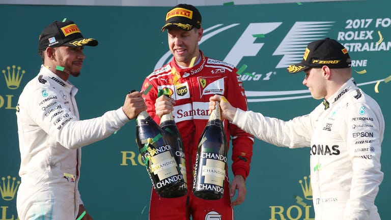 Mit einem gezwungenen Lächeln gratulieren die beiden Silberpfeil-Piloten Hamilton (l.) und Bottas Vettel zum Sieg.
