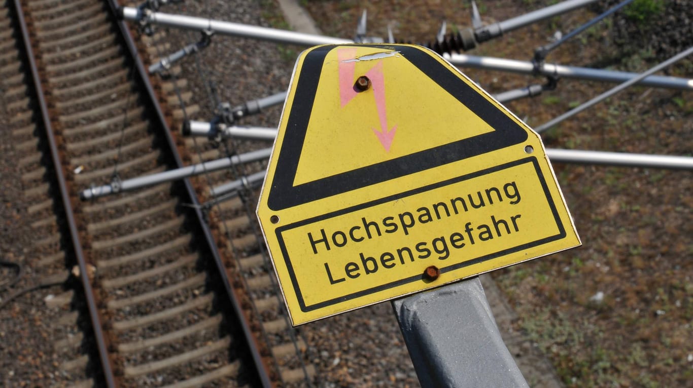 An Bahnoberleitungen herrscht für Menschen Lebensgefahr. (Symbolfoto)