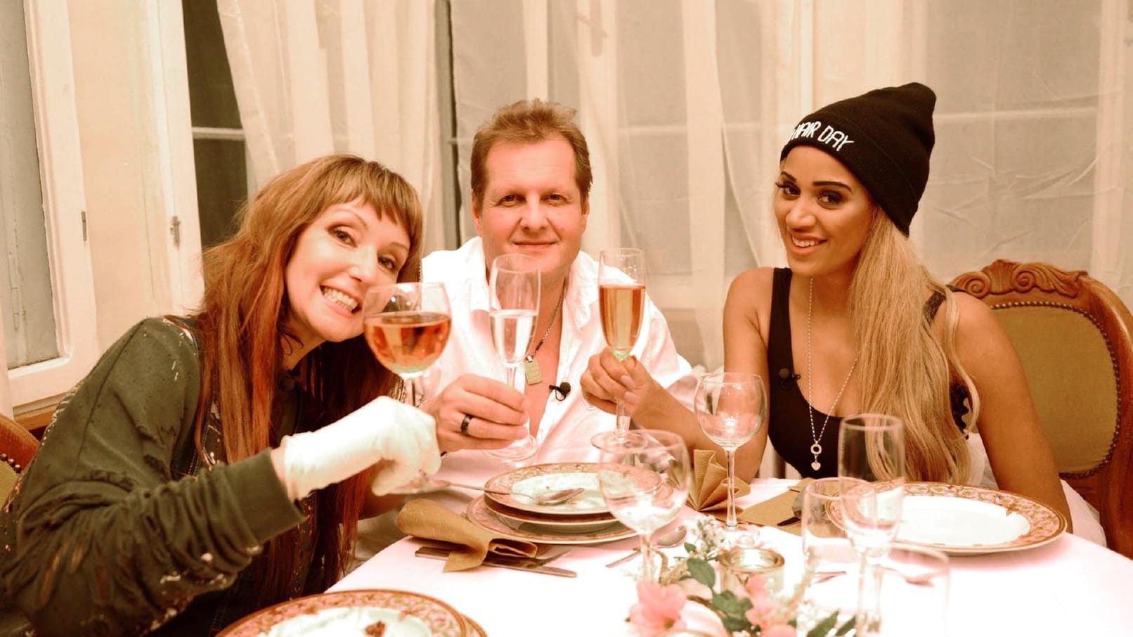 Hanka Rackwitz, Jens Büchner und Sarah Joelle Jahnel (v.l.) kochen beim Promi-Dinner.