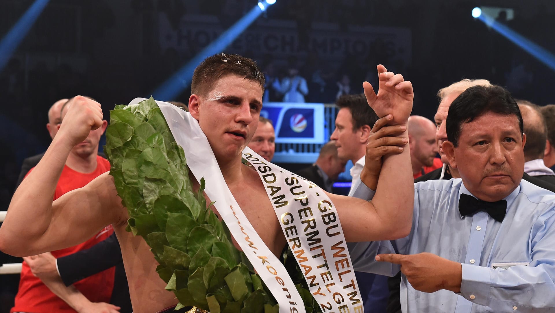 Tyron Zeuge siegt einstimmig und verteidigt seinen Weltmeister-Titel im Supermittelgewicht.