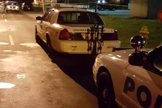 Polizei im Einsatz vor dem Nachtclub "Cameo" in Cincinatti.