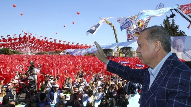 Der türkische Präsident Recep Tayyip Erdogan auf einer Wahlveranstaltung in Antalya. Der türkische Präsident Recep Tayyip Erdogan auf einer Wahlveranstaltung in Antalya.