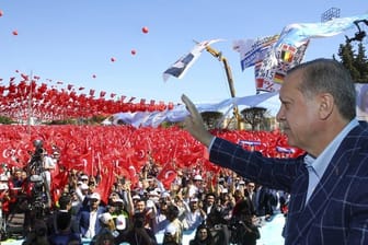 Der türkische Präsident Recep Tayyip Erdogan auf einer Wahlveranstaltung in Antalya.