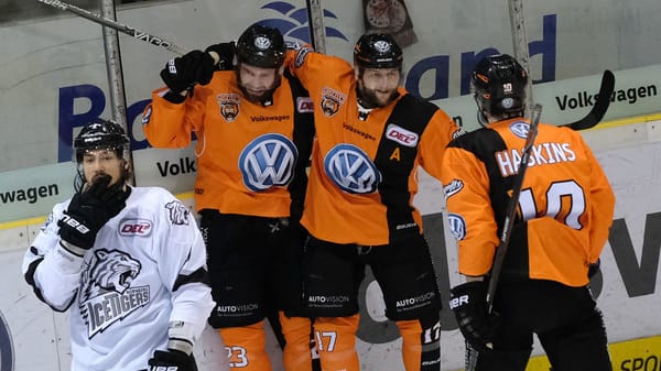 Das Spiel schien schon im 1. Drittel entschieden. Hier bejubeln die Grizzlys das 2:0 durch Fauser (2.v.l.).