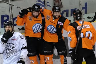 Das Spiel schien schon im 1. Drittel entschieden. Hier bejubeln die Grizzlys das 2:0 durch Fauser (2.v.l.).