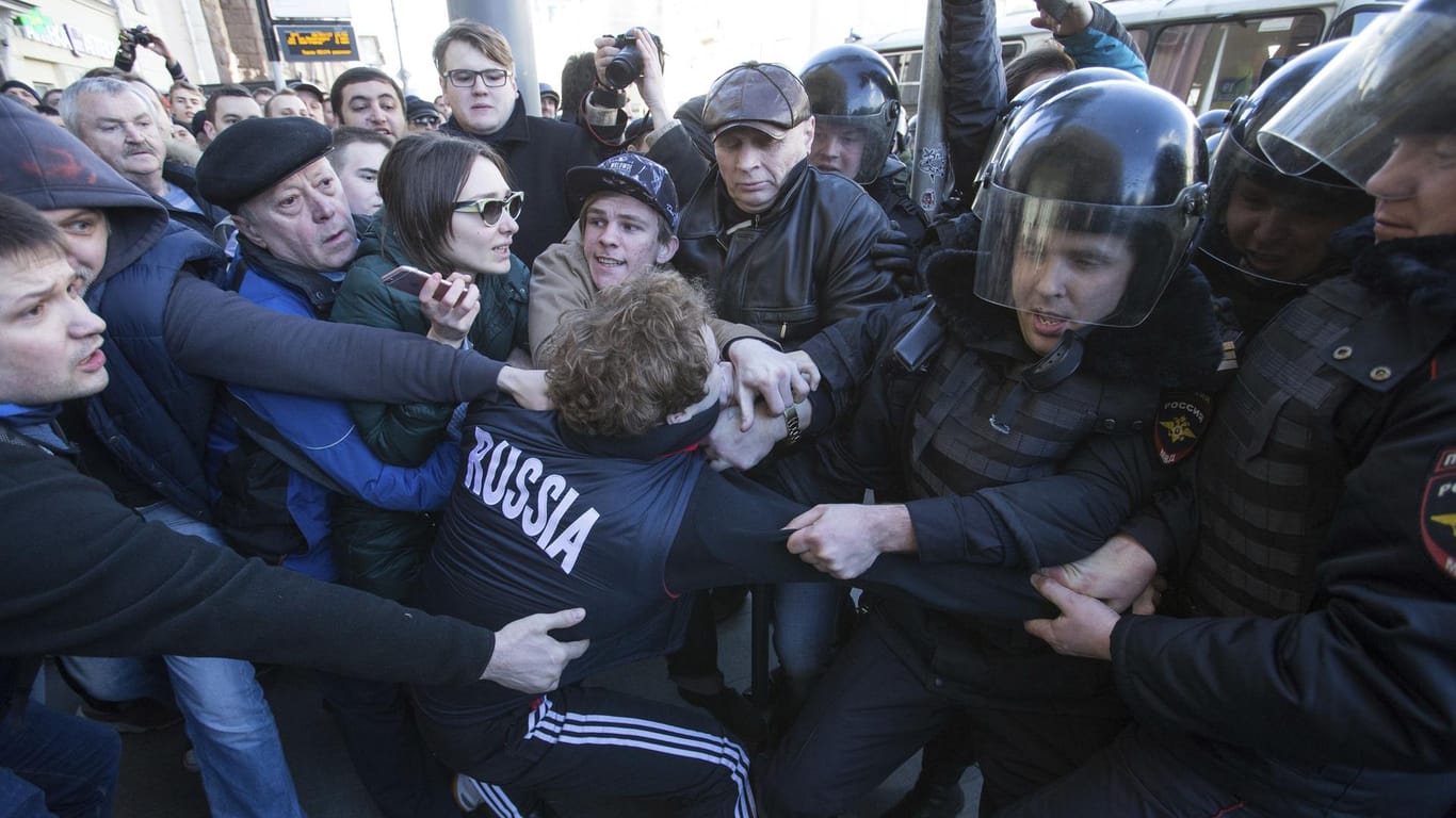 Bei den nicht genehmigten Demonstrationen kam es zu Auseinandersetzungen zwischen Teilnehmern und der Polizei.