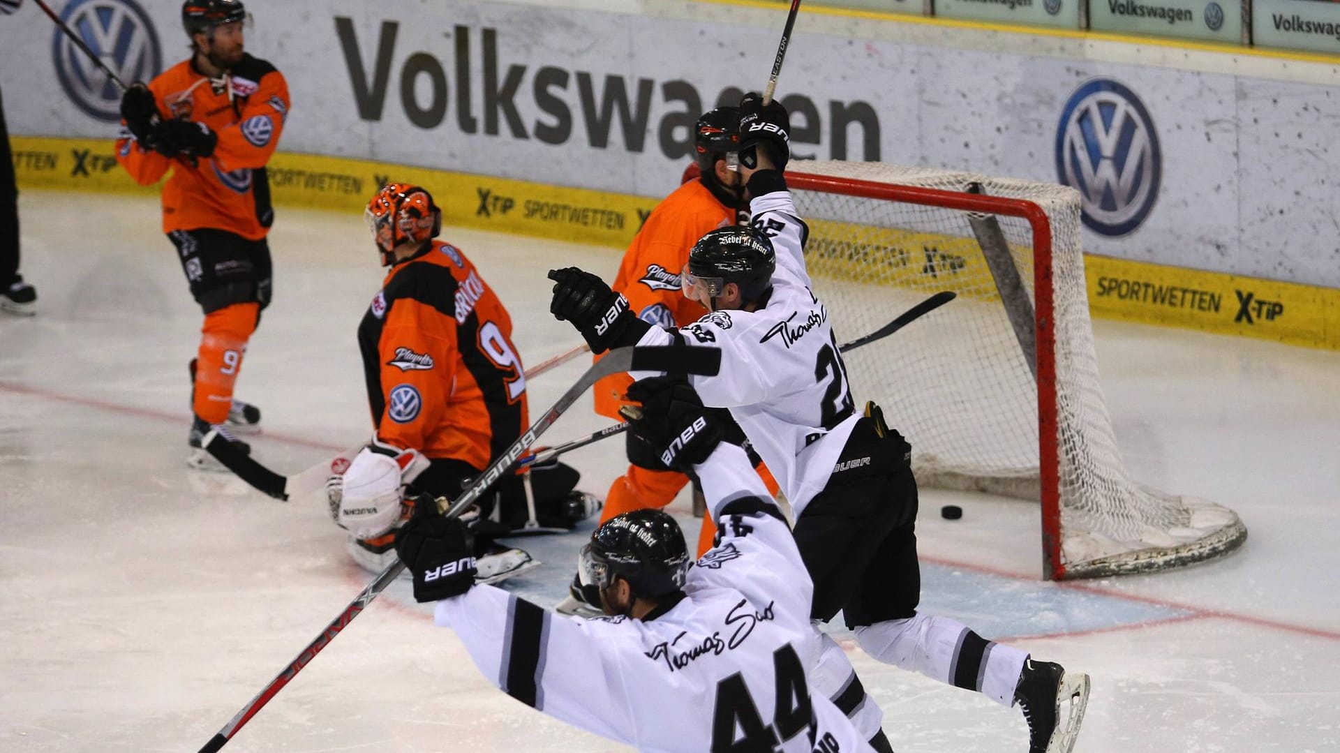 In der 42. Minute schaffen die Ice Tigers nach einem 0:3 den Ausgleich.