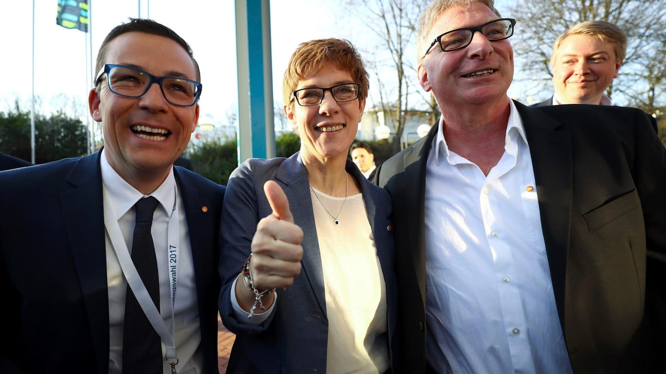 Freude über das gute Ergebnis: Annegret Kramp-Karrenbauer mit ihrem Mann Helmut (rechts) und dem Parteikollegen Roland Theis.
