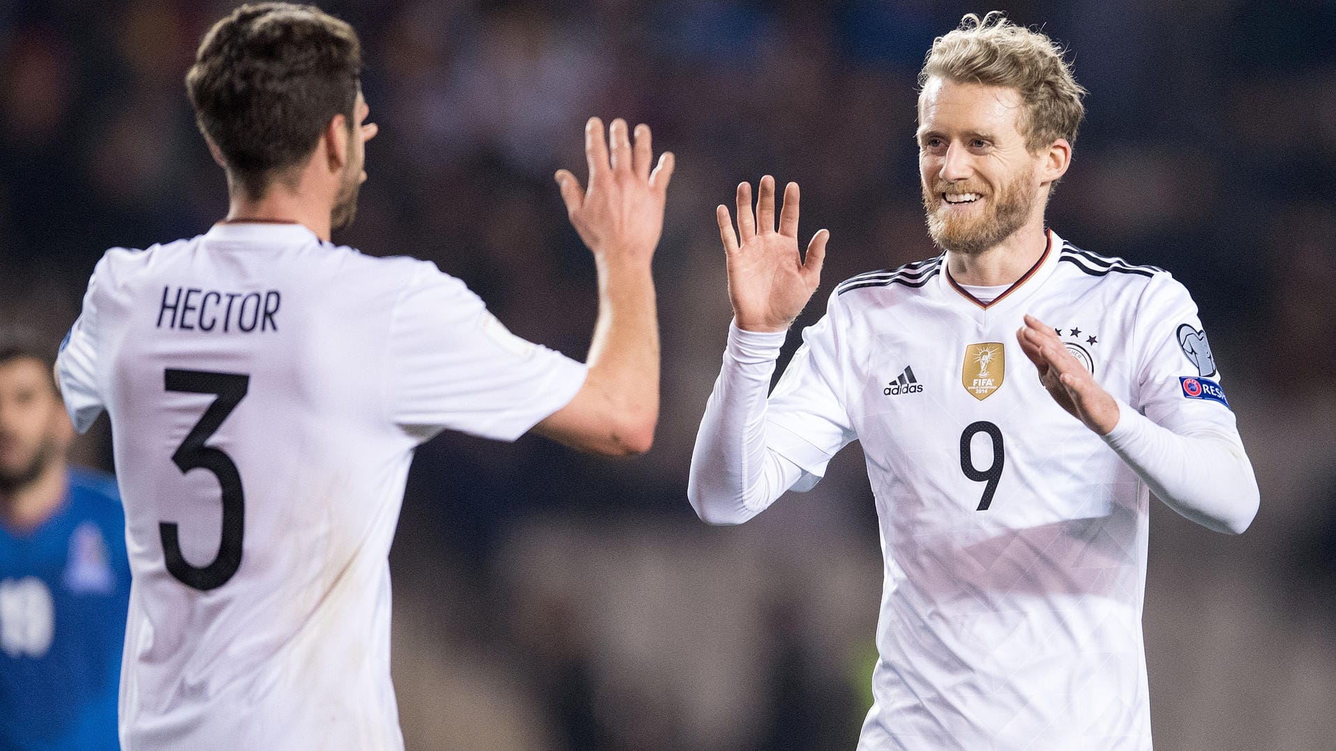 Jonas Hector (l.) beglückwünscht André Schürrle zu seinem Doppelpack.