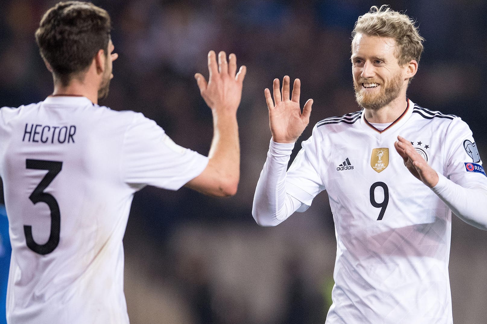 Jonas Hector (l.) beglückwünscht André Schürrle zu seinem Doppelpack.