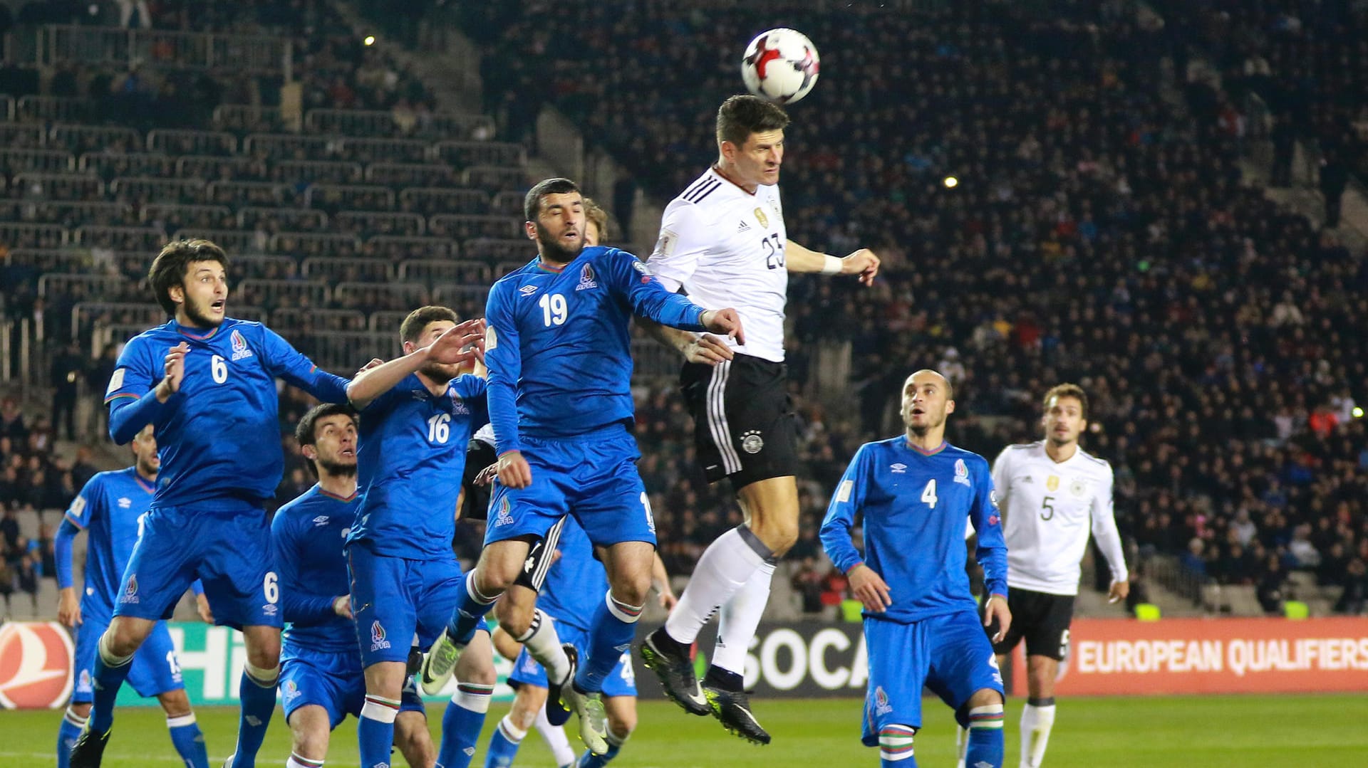 Ein Gomez gegen vier Aserbaidschaner: Der Wolfsburg-Stürmer erzielt das dritte deutsche Tor in Baku.