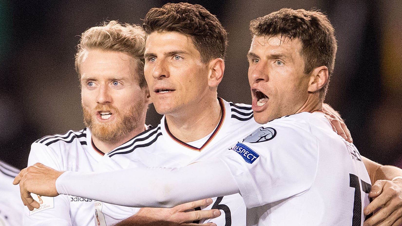 André Schürrle (l.), Mario Gomez (m.) und Thomas Müller bejubeln das Tor zum 3:1.