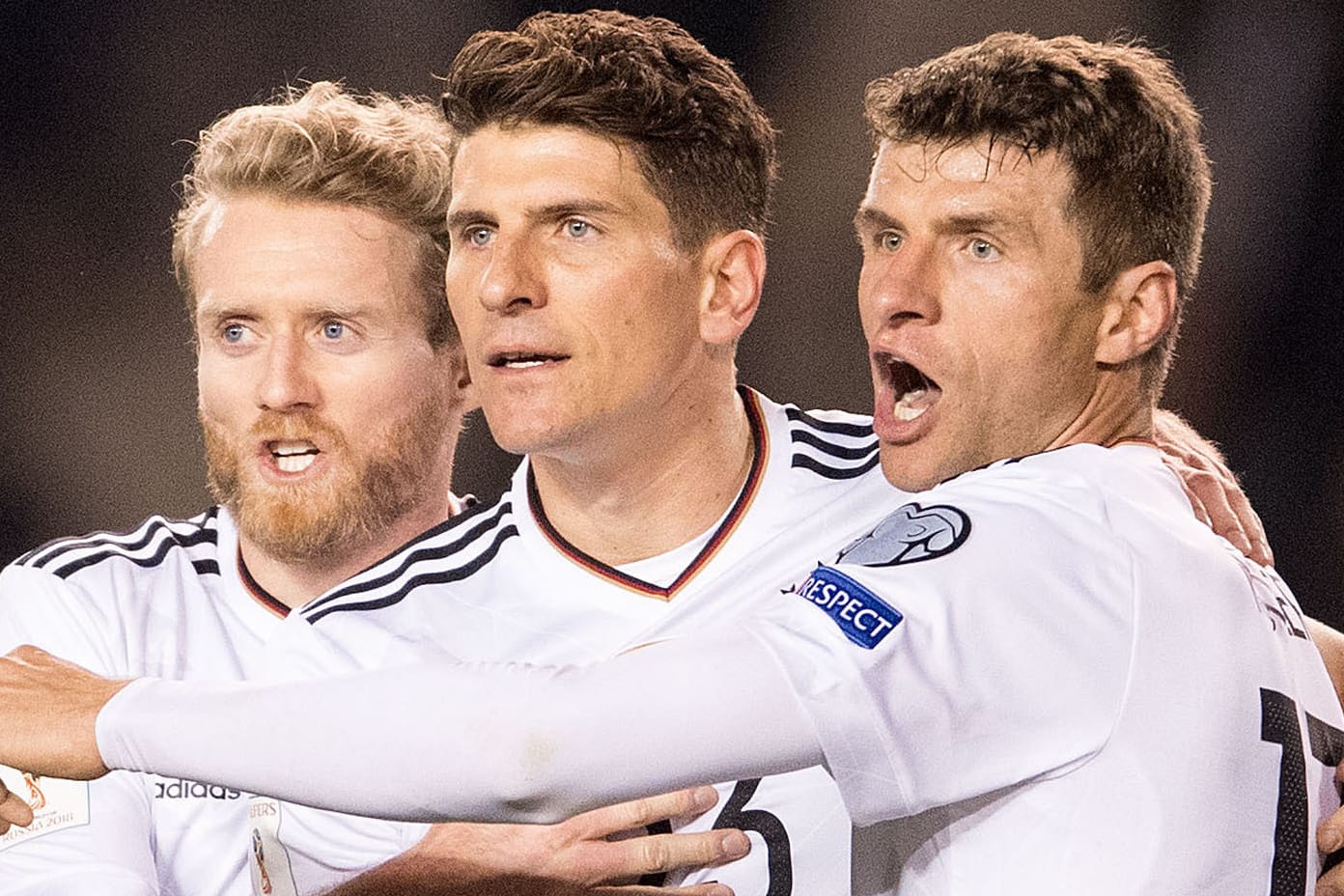 André Schürrle (l.), Mario Gomez (m.) und Thomas Müller bejubeln das Tor zum 3:1.