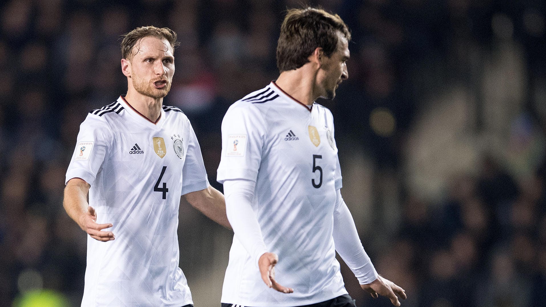 Benedikt Höwedes (l.) und Mats Hummels waren phasenweise unzufrieden mit der Leistung ihrer Mannschaft.