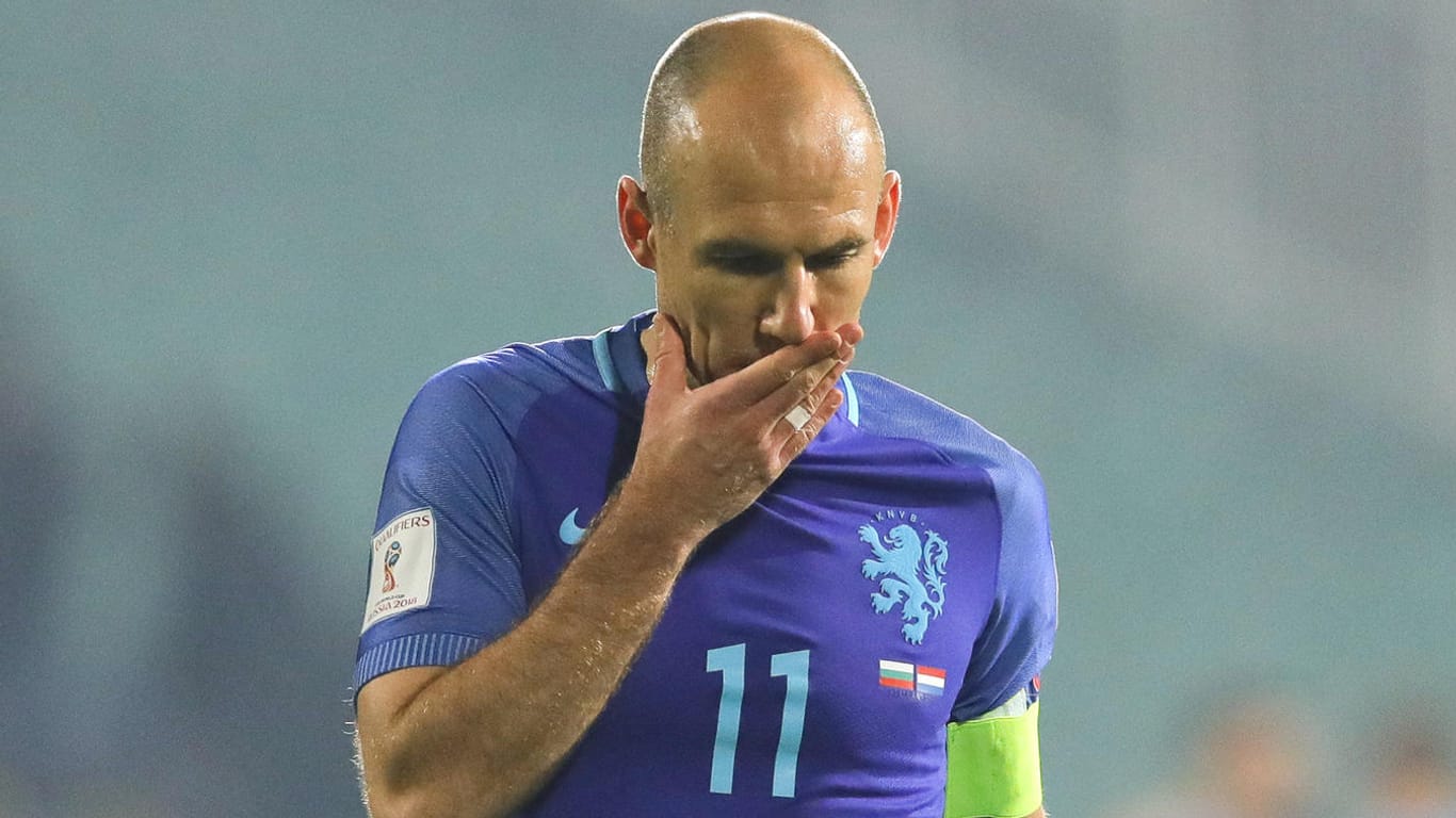Hollands Arjen Robben ist nach dem Spiel gegen Bulgarien enttäuscht. Nach der Entlassung von Bondscoach Blind flog der 33-Jährige vorerst nicht nach München.