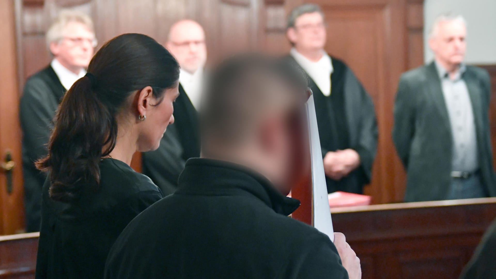 Der Supermarkt-Filialleiter André S. ist vom Berliner Landgericht zu einer mehrjährigen Haftstrafe verurteilt worden. Der Supermarkt-Filialleiter André S. ist vom Berliner Landgericht zu einer mehrjährigen Haftstrafe verurteilt worden.