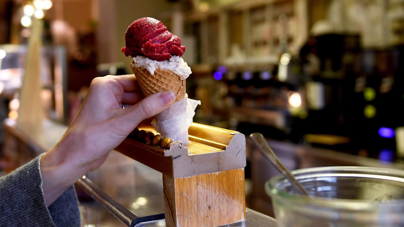 Eiscreme in der Sorte Rote Beete wird in Berlin im Café "Oak & Ice" angeboten.