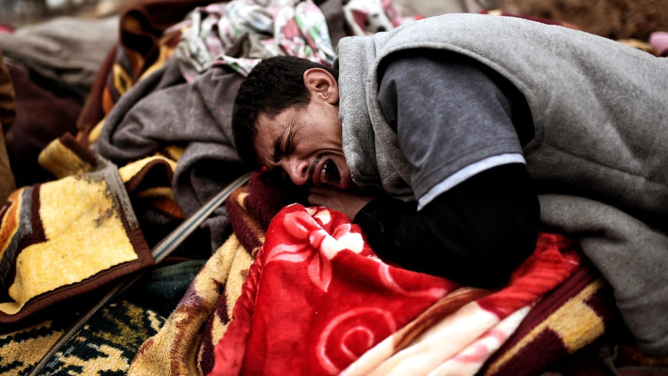 Traumatisiert: Ein Mann betrauert tote Familienmitglieder nach einem Luftangriff im irakischen Mossul.