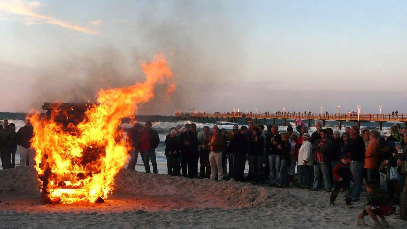 Osterfeuer am Strand des Ostseebades Binz