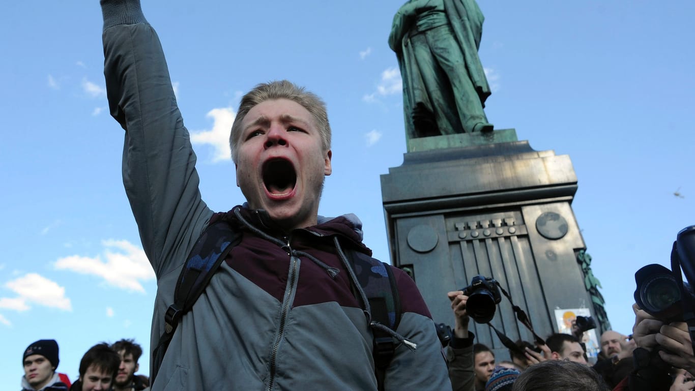 Ein junger Mann protestiert in Moskau gegen die Politik Wladimir Putins.