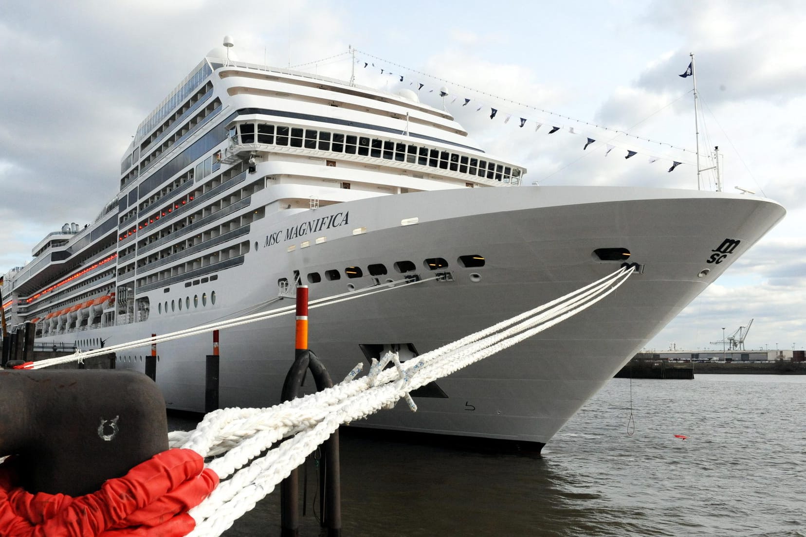 Das Kreuzfahrtschiff "MSC Magnifica" bei einem Zwischenstopp im Hafen von Hamburg (Archivbild): Auf diesem Schiff wurde die Vermisste zuletzt gesehen.