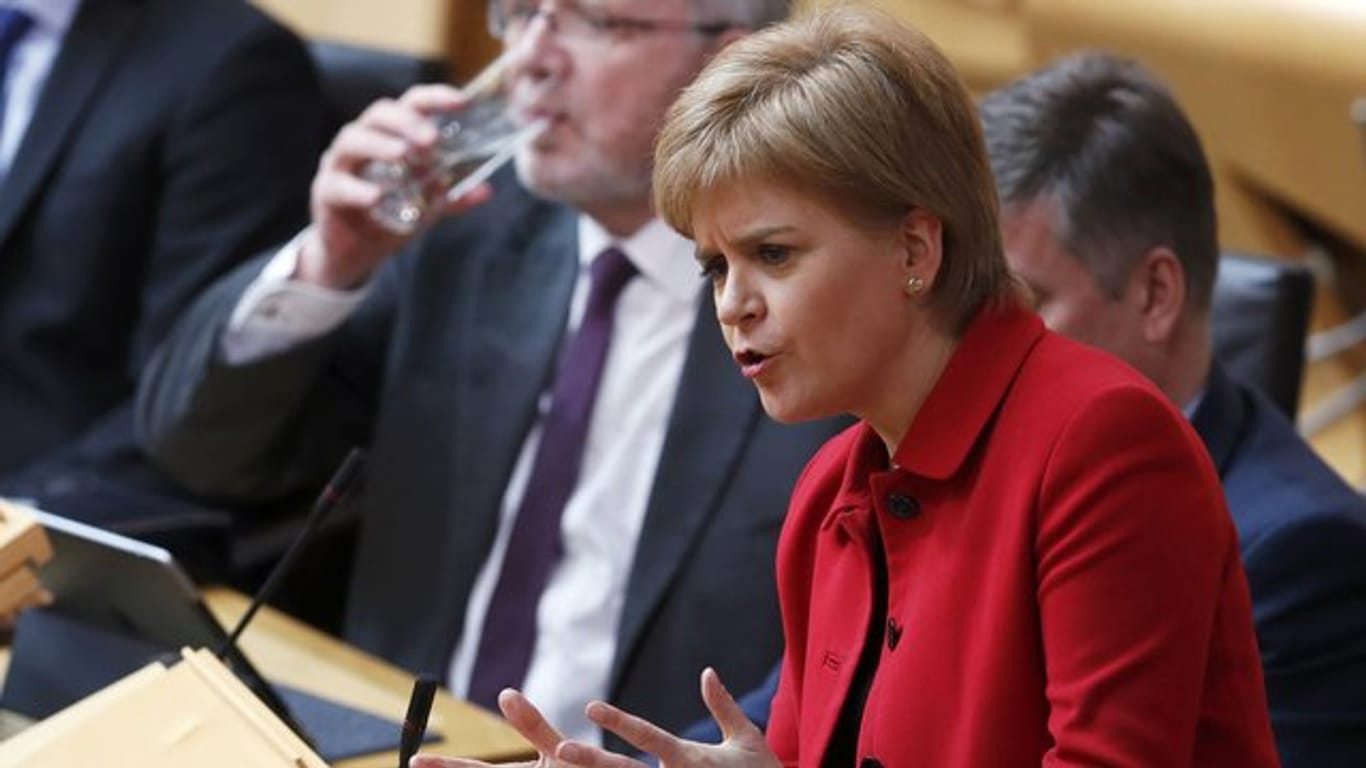 Die schottische Regierungschefin Nicola Sturgeon während der Debatte im schottischen Parlament in Edinburgh.