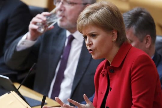 Die schottische Regierungschefin Nicola Sturgeon während der Debatte im schottischen Parlament in Edinburgh.