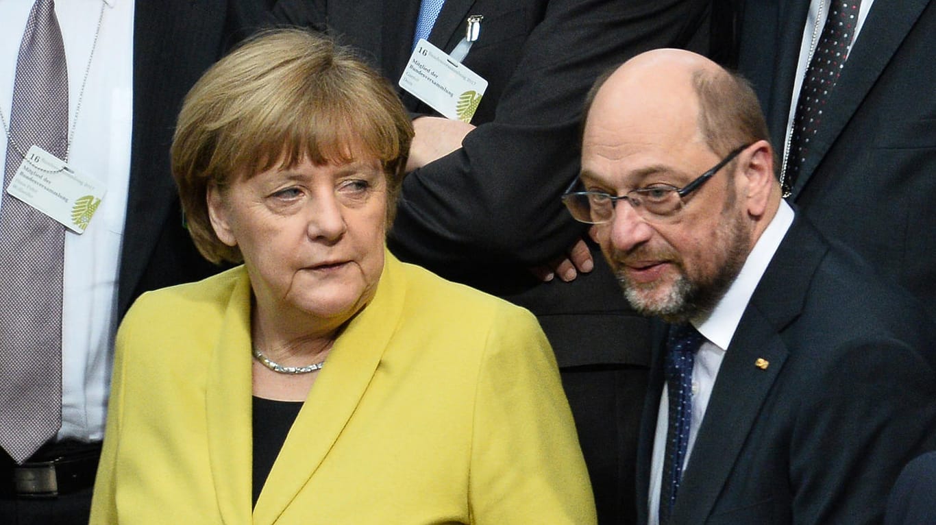 Merkel und Schulz liegen im Duell um das Kanzleramt wieder gleichauf.