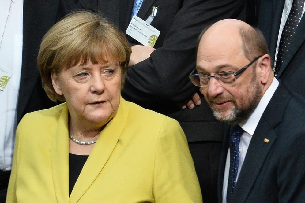 Merkel und Schulz liegen im Duell um das Kanzleramt wieder gleichauf.