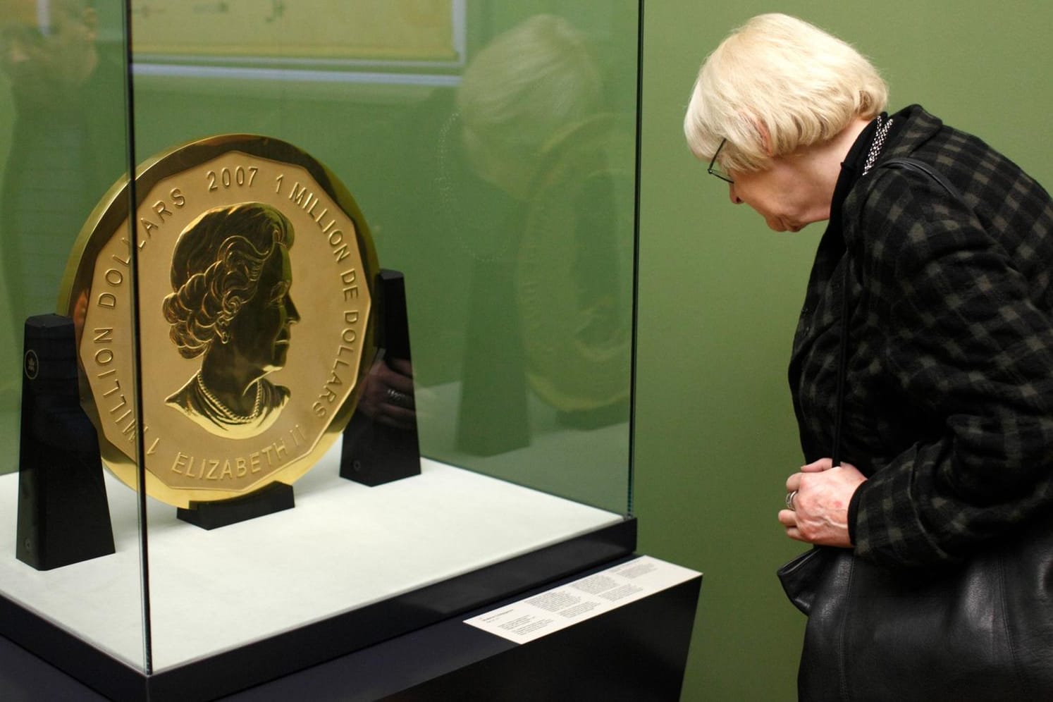 Eine Besucherin des Bode-Museums betrachtet in Berlin die 100 Kilogramm schwere Goldmünze "Big Maple Leaf". Die Münze wurde bei einem spektakulärem Raubzug entwendet.