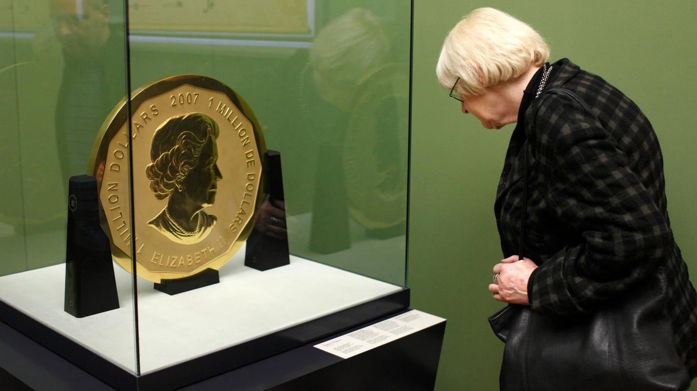 Eine Besucherin des Bode-Museums betrachtet in Berlin die 100 Kilogramm schwere Goldmünze "Big Maple Leaf". Die Münze wurde bei einem spektakulärem Raubzug entwendet.