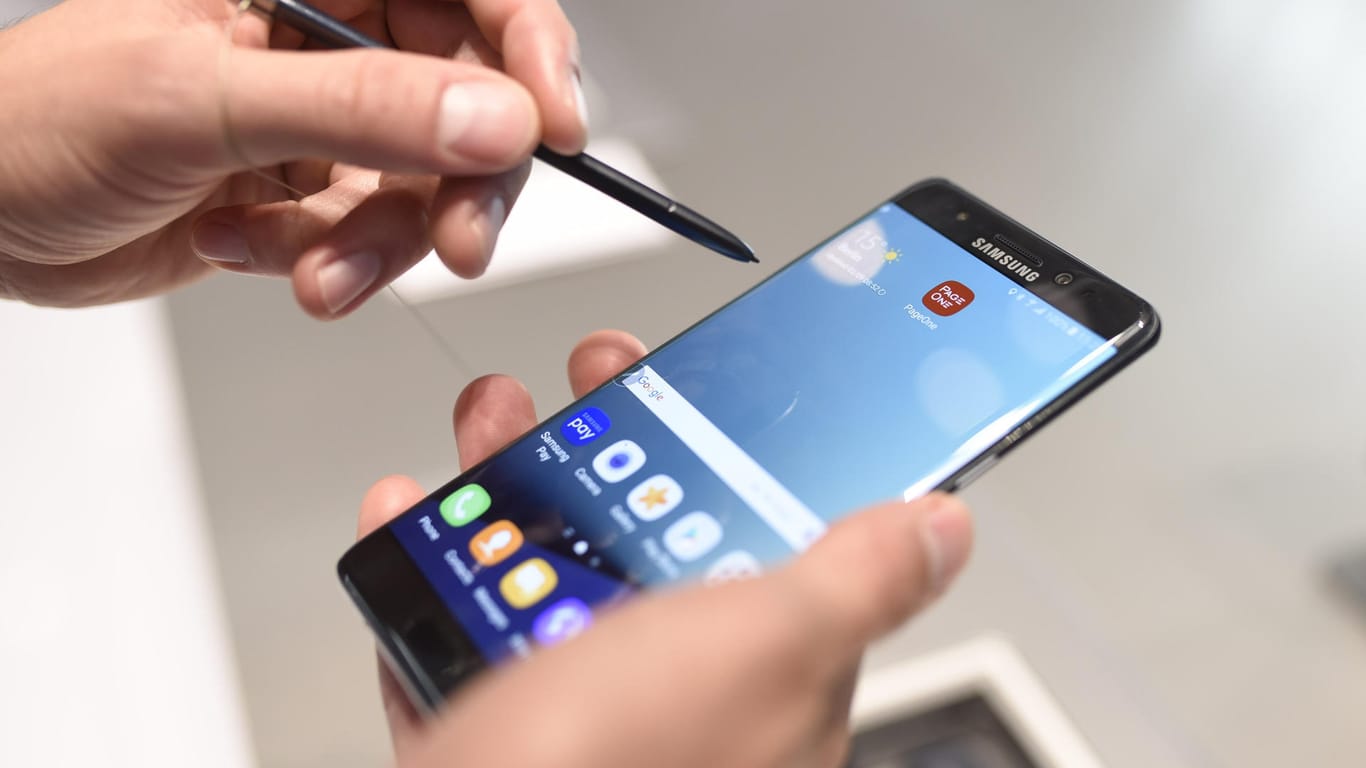 Samsungs Pannen-Smartphone könnte nach Klärung der Gründe für die Akku-Brände nun doch wieder auf den Markt zurückkehren.