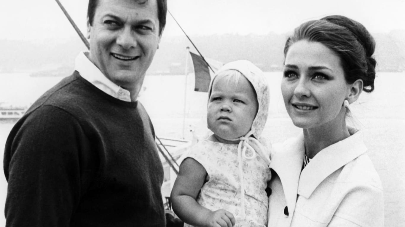 Tony Curtis und Christine Kaufmann mit Tochter Alexandra (1965)