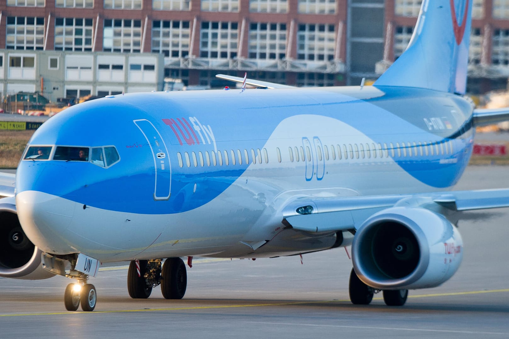 In einer Boeing 737 der deutschen Fluggesellschaft Tuifly erkrankte ein Co-Pilot.