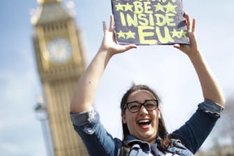 Die Briten könnten eventuell doch in der EU bleiben - zumindest die EU scheint es noch nicht aufgegeben zu haben. (Quelle: dpa)