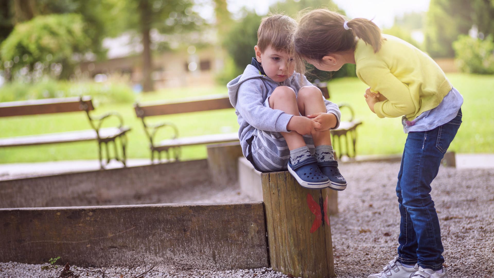 Ein Mädchen spricht mit seinem jüngeren Bruder: Kinder können die Gedanken anderer erst mit etwa vier Jahren nachempfinden.