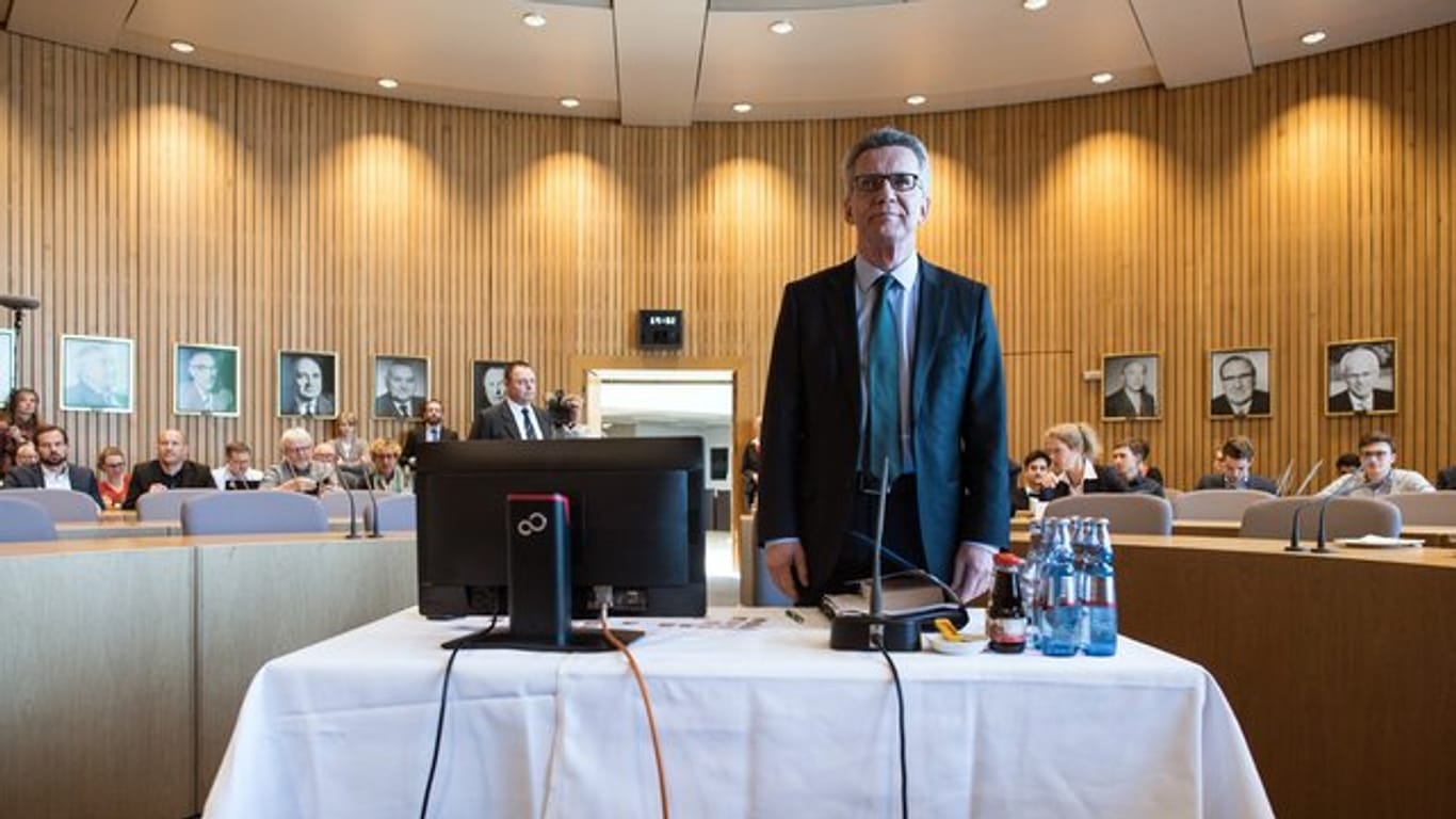 Bundesinnenminister Thomas de Maizière steht im Untersuchungsausschuss des nordrhein-westfälischen Landtags zum Terrorfall Amri in Düsseldorf.