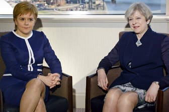 Unabhängigkeits-Referendum Schottlang: Theresa May trifft die schottische Prime Minister Nicola Sturgeo in Glasgow