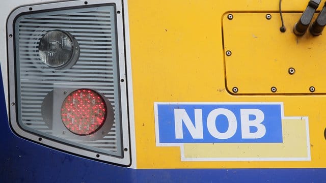 Ein ehemaliger Mitarbeiter der Nord-Ostsee-Bahn muss wegen schweren und gewerbsmäßigen Diebstahls ins Gefängnis. Ein ehemaliger Mitarbeiter der Nord-Ostsee-Bahn muss wegen schweren und gewerbsmäßigen Diebstahls ins Gefängnis.