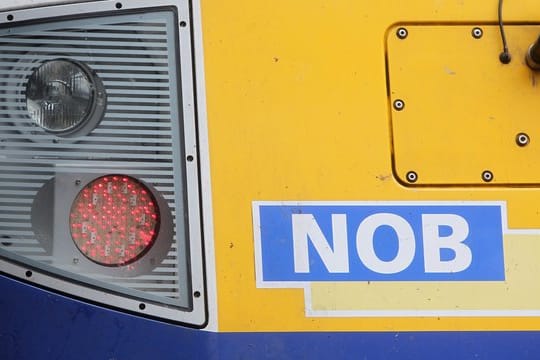 Ein ehemaliger Mitarbeiter der Nord-Ostsee-Bahn muss wegen schweren und gewerbsmäßigen Diebstahls ins Gefängnis.