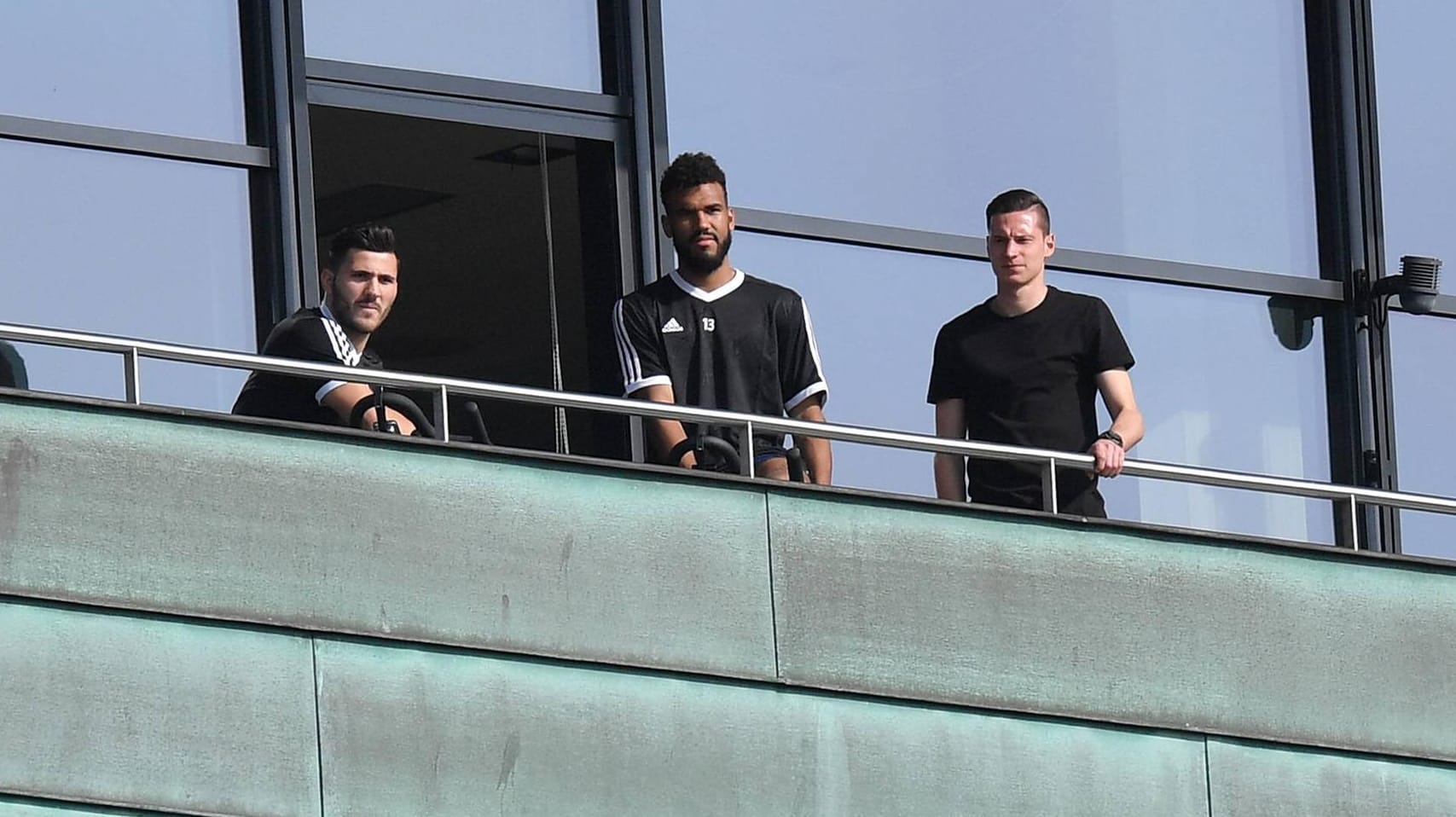 Draxler besuchte seine ehemaligen Teamkollegen. Hier mit Kolasinac (l.) und Choupo-Moting (m.) Draxler besuchte seine ehemaligen Teamkollegen. Hier mit Kolasinac (l.) und Choupo-Moting (m.)
