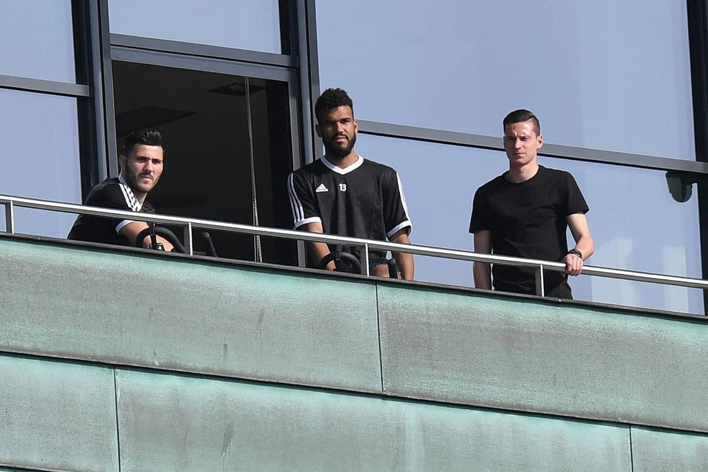 Draxler besuchte seine ehemaligen Teamkollegen. Hier mit Kolasinac (l.) und Choupo-Moting (m.)
