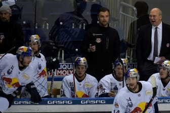 Münchens Trainer Don Jackson (r) gibt seinen Spielern Anweisungen.