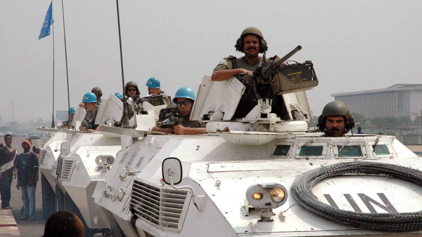 UN-Friedenssoldaten patrouillieren mit Panzern in der Demokratischen Republik Kongo.