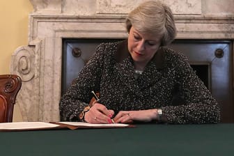 Die britische Premierministerin Theresa May unterzeichnet den Brexit-Antrag.