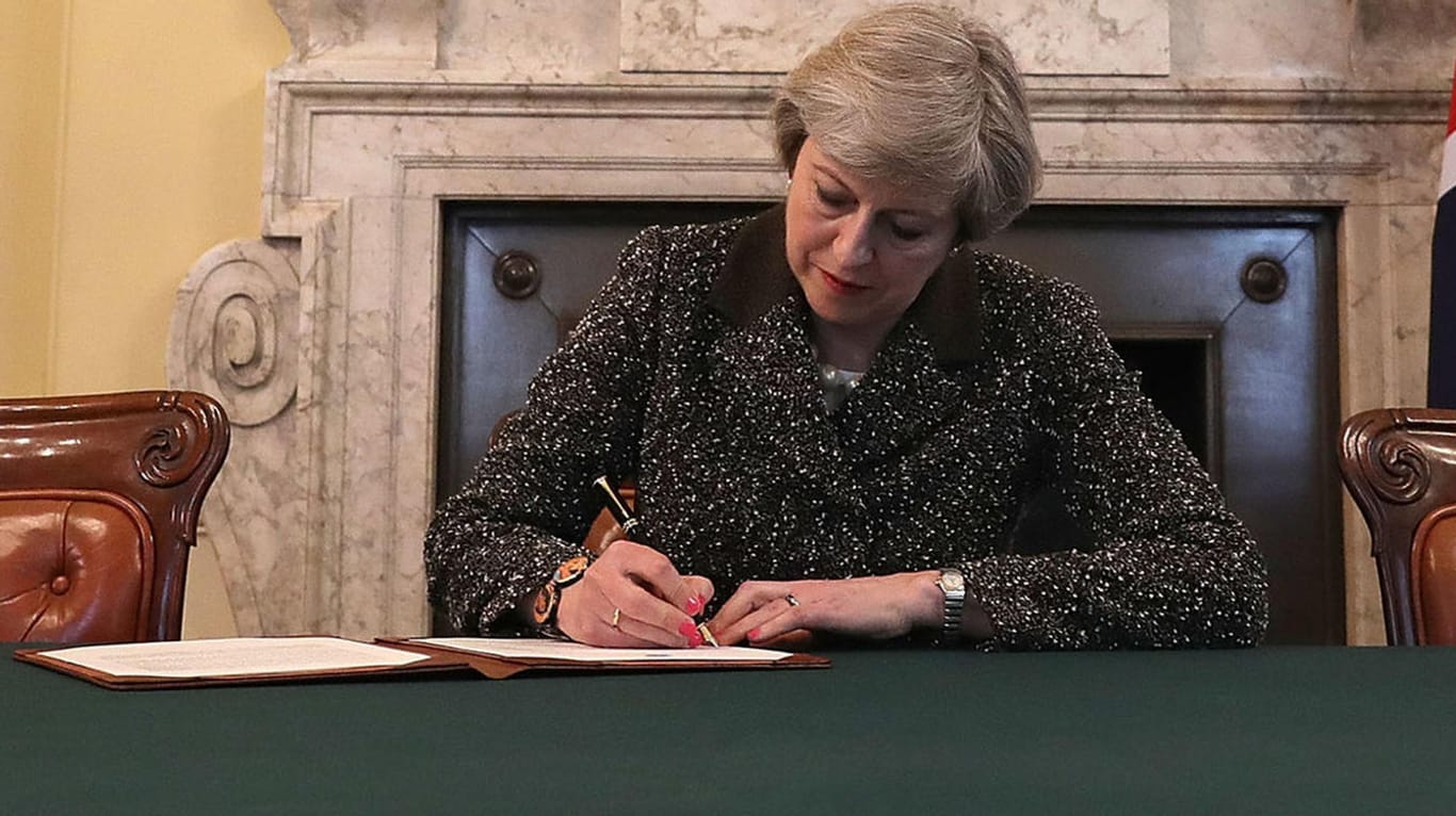 Die britische Premierministerin Theresa May unterzeichnet den Brexit-Antrag.