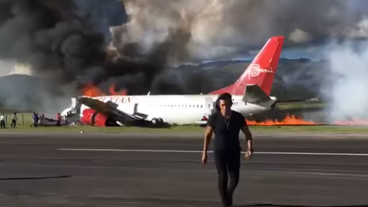 Die Boeing 737-300 kam bei der Landung von der Piste ab.