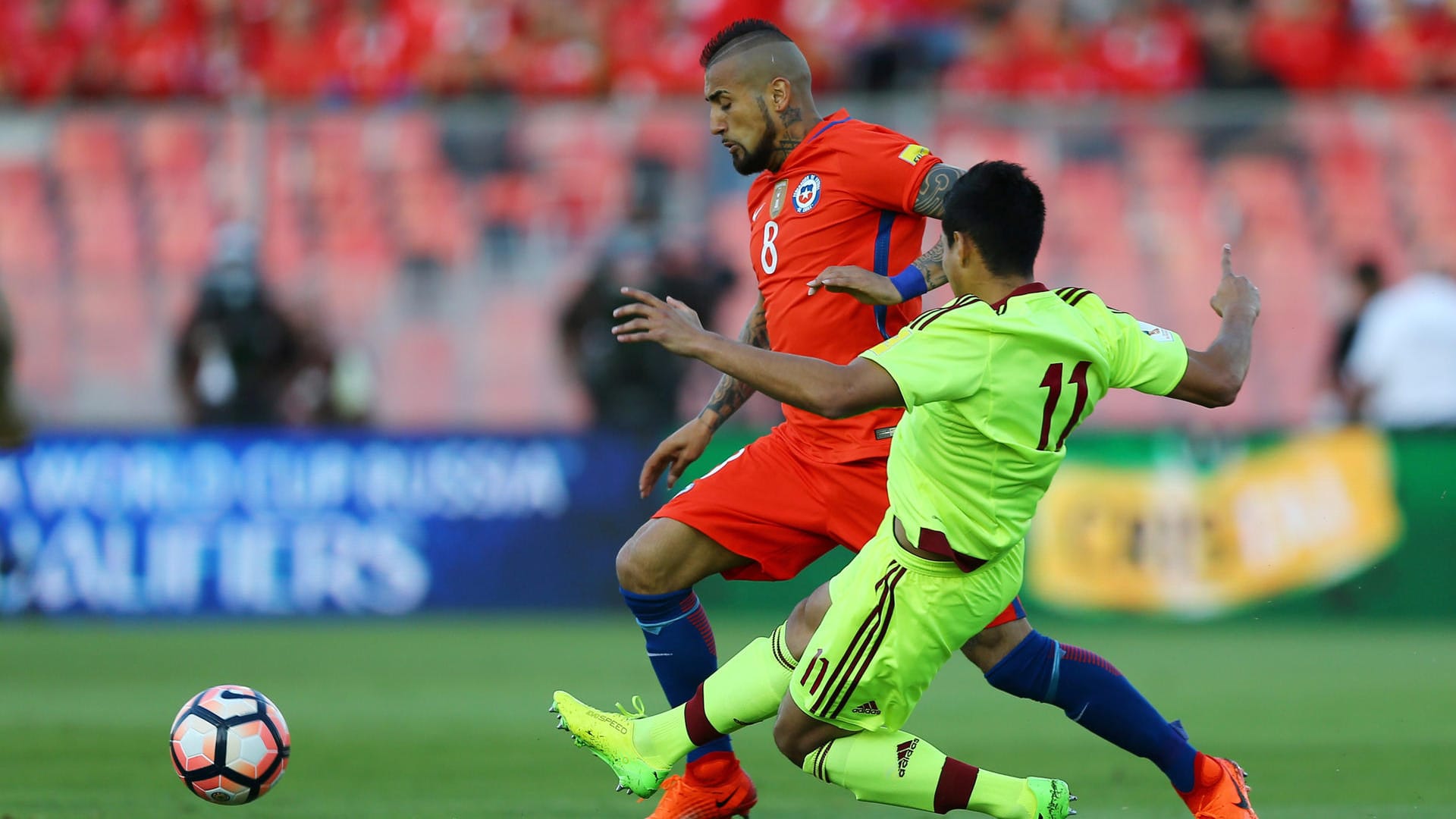 Arturo Vidal (l.) im Duell mit Venezuela's Renzo Zambrano.