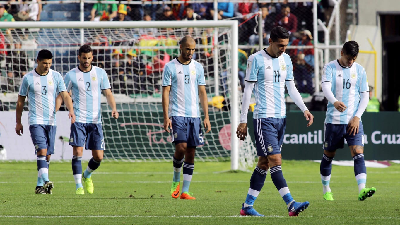 Mit hängenden Köpfen schleichen die argentinischen Nationalspieler um PSG-Star Angel di Maria (2.v.r.) vom Platz.